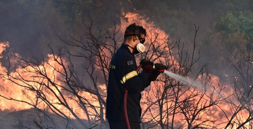 «Συναγερμός» από πυρομετεωρολόγο: Το φαινόμενο που επιταχύνει την εξάπλωση της φωτιάς στην Αττική