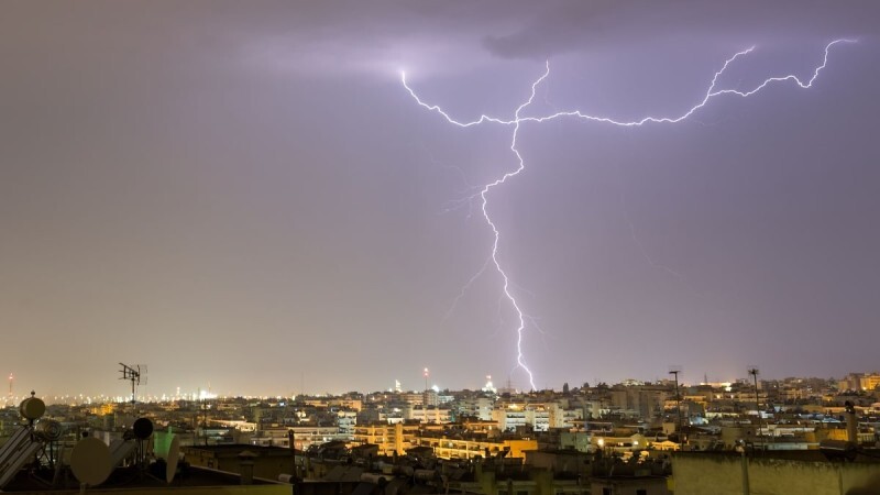 Έφτασε στην Αττική η κακοκαιρία Bettina με βροχές και αστραπές – Πώς θα εξελιχθεί τις επόμενες ώρες