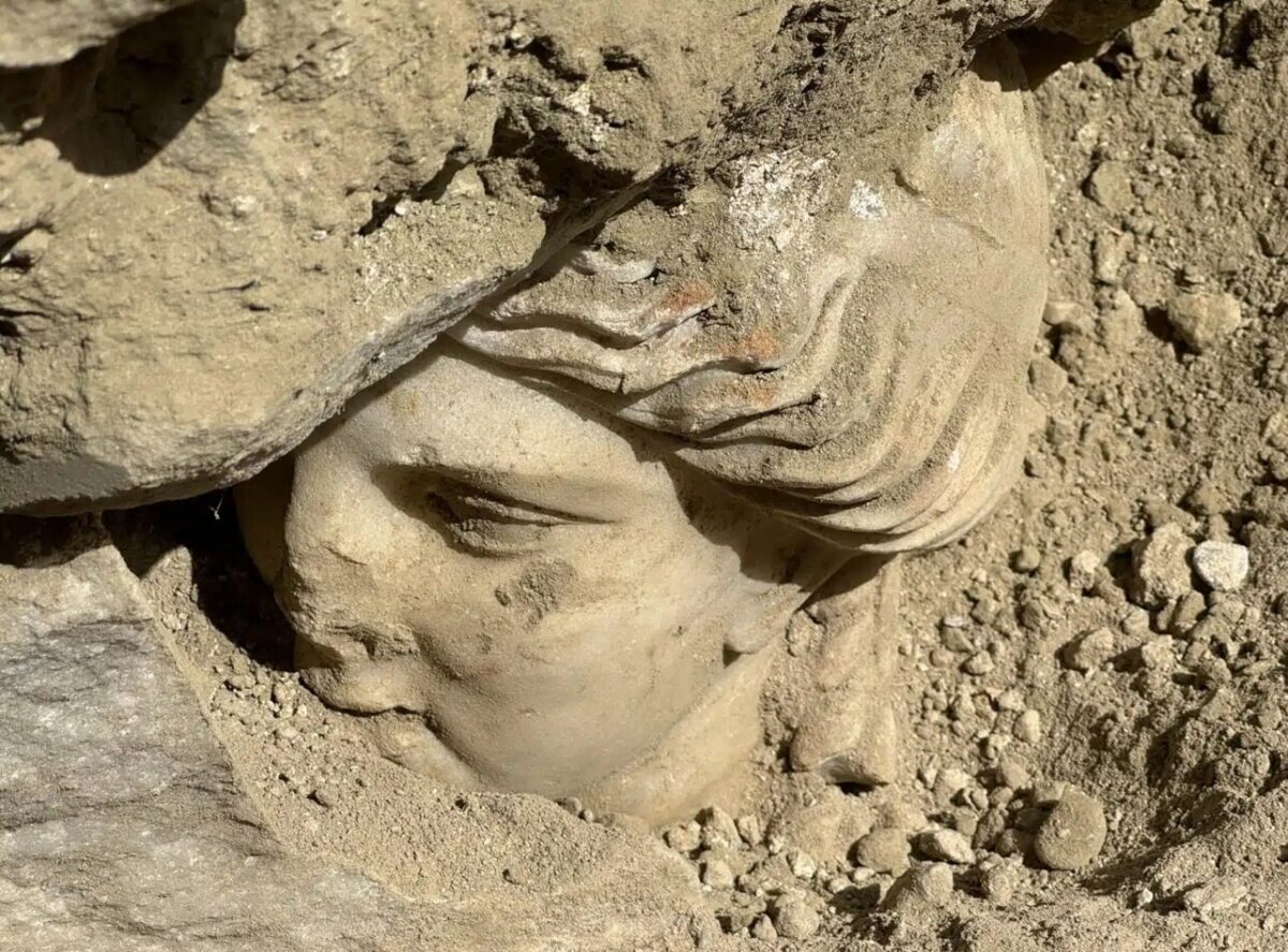 Βρέθηκε εγκλωβισμένο ανάμεσα σε δύο βράχους το κεφάλι αγάλματος 2.100 ετών – Ανήκει σε Ελληνίδα θεά