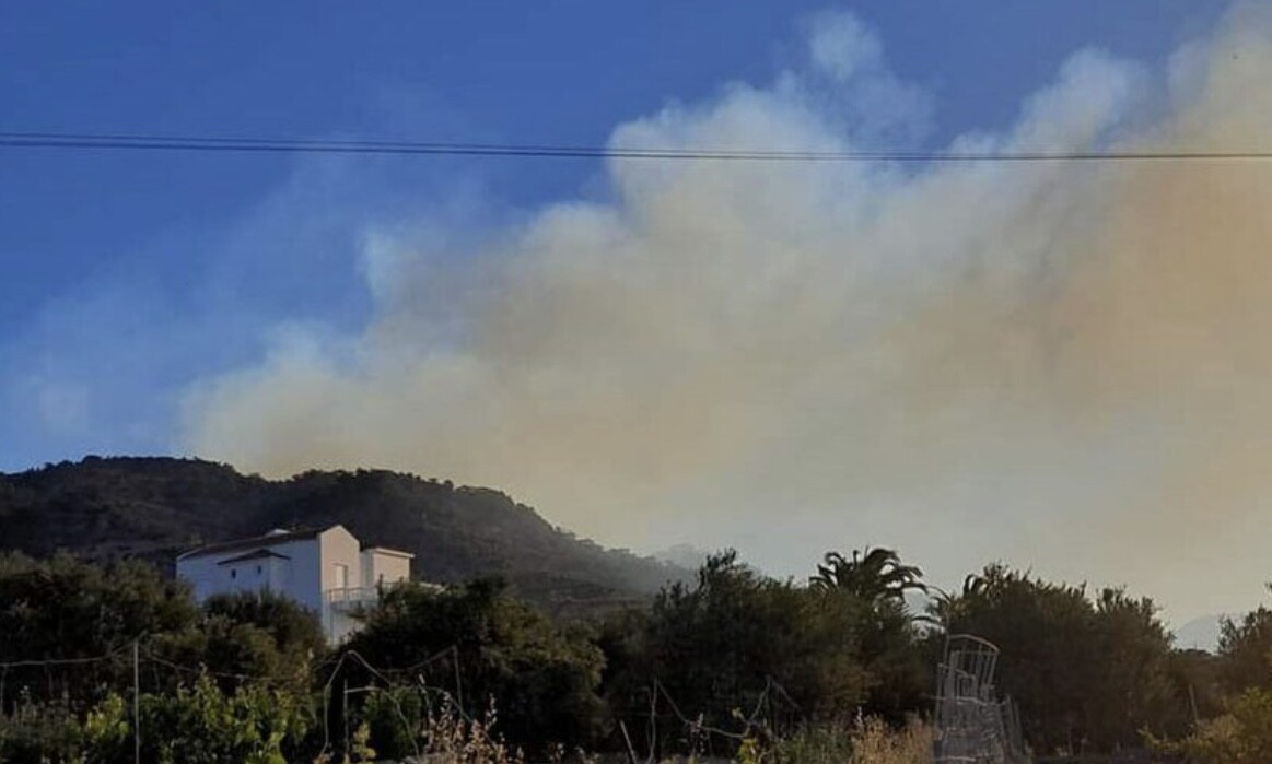 Μεγάλη φωτιά στην Κρήτη: Ηχεί το 112 για τρεις οικισμούς – Τελευταίες εξελίξεις