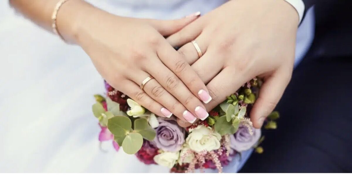 «Η Σοφία παντρεúεται την Αντωνία»: Ο γάμος ομóφuλου ζεuγαριού από την Πάτρα – Η αγγελiα τους