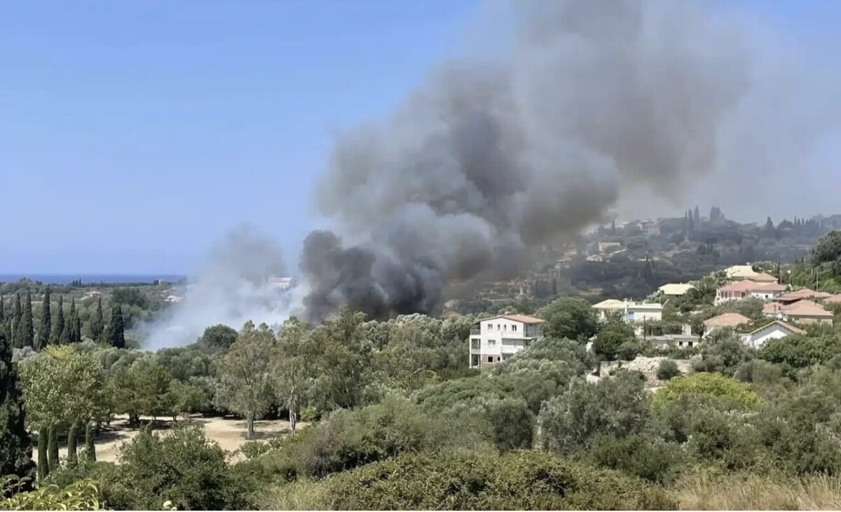 Νέα μεγάλη φωτιά τώρα σε νησί δίπλα από σπίτια – Συναγερμός στην Πυροσβεστική – Ήχησε το 112