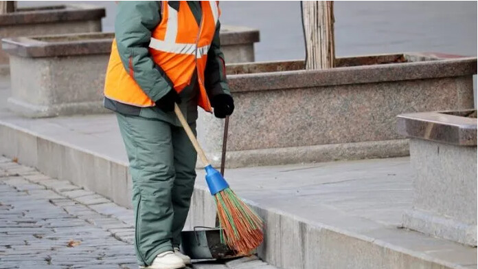 “Να ευχαριστήσω από καρδιάς όσους σήμερα μου είπαν “καλημέρα”: Η οδοκαθαρίστρια της γειτονιάς σας”