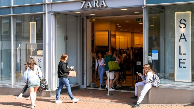 Ουρές μέτρων στα ZARA γι’ αυτό το φόρεμα: Κάνει πάταγο, κοστίζει ούτε 20 ευρώ και το θέλουν όλες οι γυναίκες