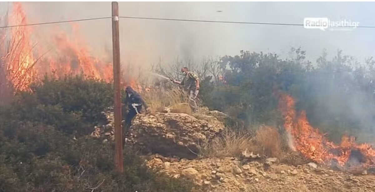 Ανεξέλεγκτn η φωτıά στο Λασίθı: Καiγονται σπίτıα, ένας τραuματίας