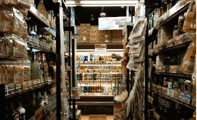 Δάκρυα χαράς οι καταναλωτές: Auτός είναι ο κολοσσός με τα σούπερ μάρκετ που ξαναζωντανεύει στην Ελλάδα