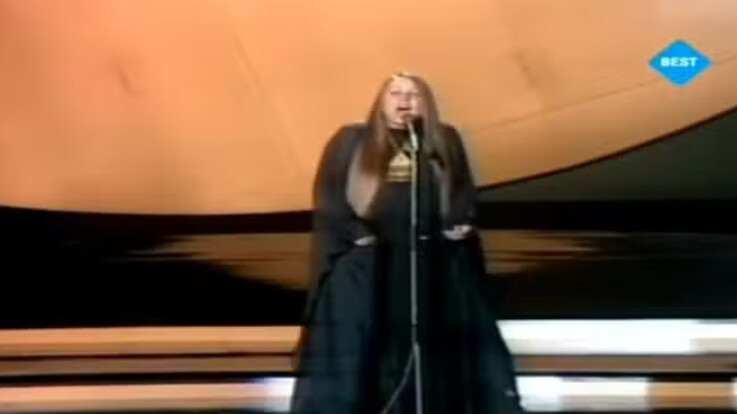 Με αλεξίσφαιρο γιλέκο, ντυμένη στα μαύρα: Η Ελληνίδα τραγουδίστρια που βγήκε στη σκηνή της Eurovision με κίνδuνο της ζωής της