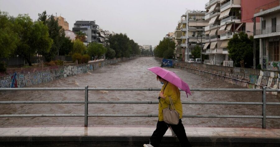 Συναγερμός για πλημμύρες στην χώρα: Οι «κόκκινες ζώνες» και το έκτακτο σχέδιο – Απαγόρευση κυκλοφορίας και τηλεργασία