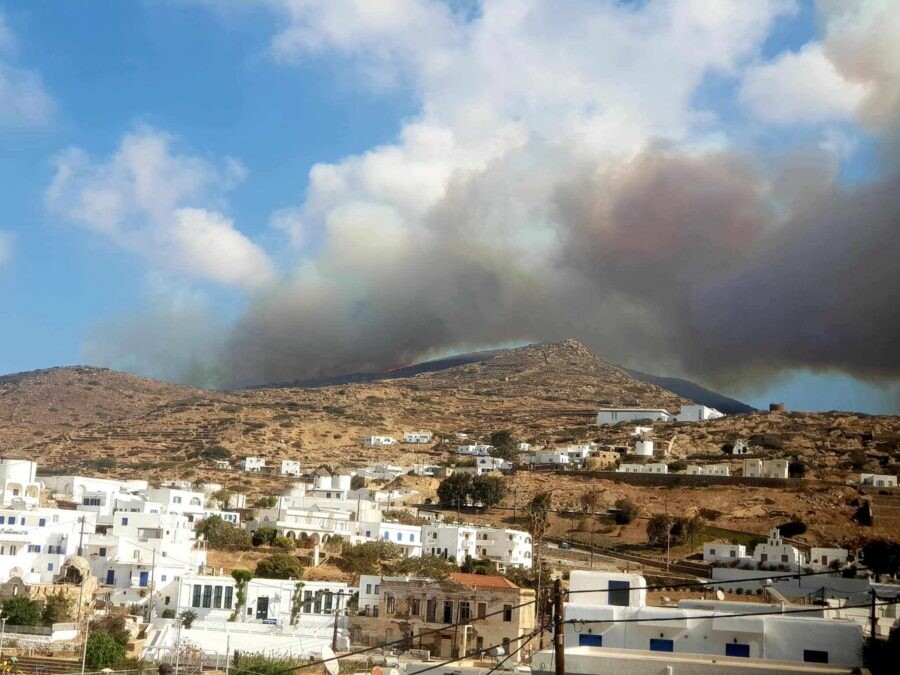 EKTAKTO: Νέα μεγάλη φωτιά TΩΡA δίπλα σε σπίτια – Χωρίς πυροσβέστες στο σημείο, δίνουν μάχη οι κάτοικοι