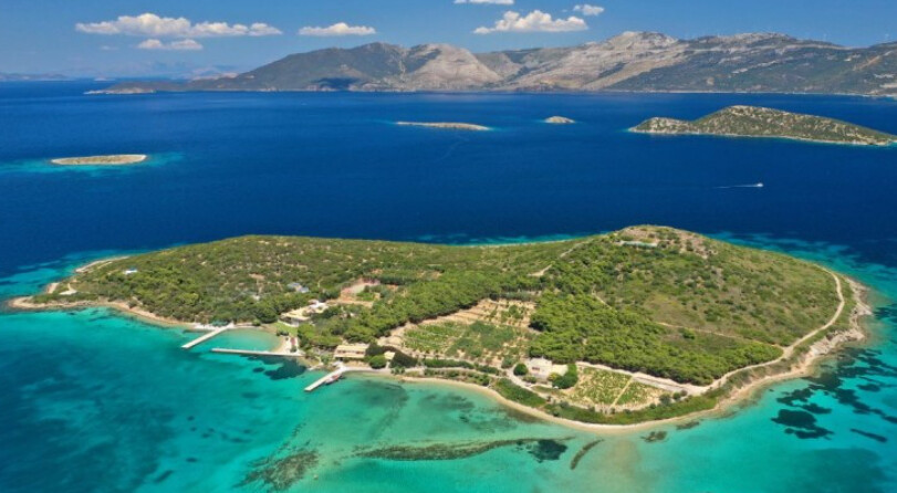 Η Καραϊβική της Ελλάδας: Το «ονειρεμένο» νησί με τα τιρκουάζ νερά και τη λευκή αμμουδιά απέχει μόλι1 1 ώρα από την Αθήνα