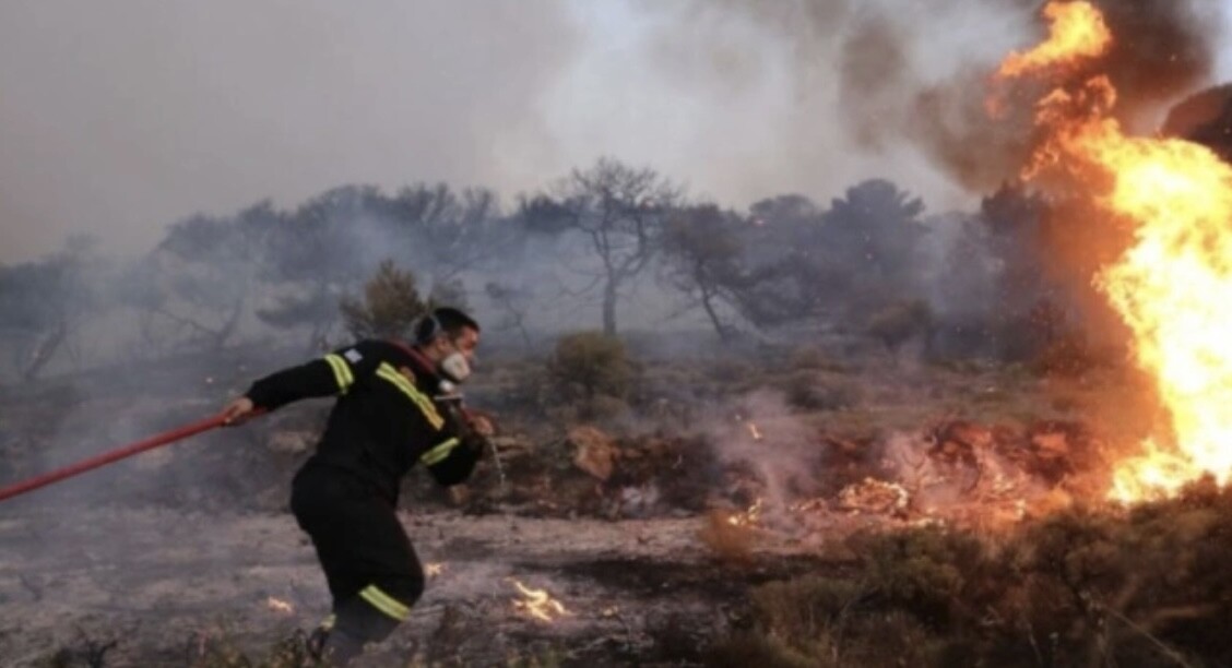 Φωτιά τώρα σε Σαλαμίνα και Παιανία: Δίνουν μάχη ισχυρές δυνάμεις της Πυροσβεστικής