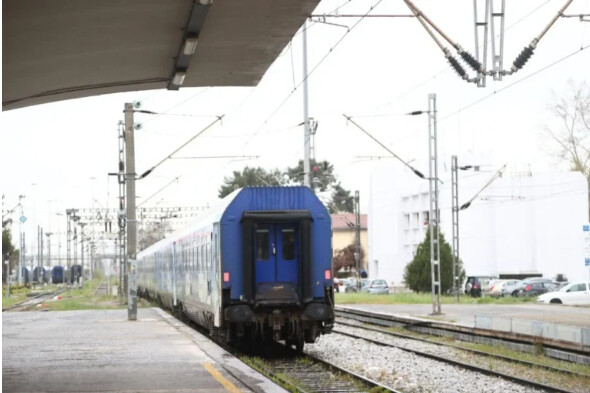 Τρένο της Hellenic Train προσέκρουσε σε δέντρο