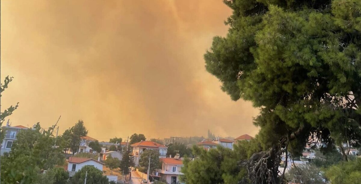 Δύο μεγάλες φωτιές τώρα στην Αττική κοντά σε σπίτια – Εκκενώνεται περιοχές – «Έχουν ήδη καεί σπίτια»