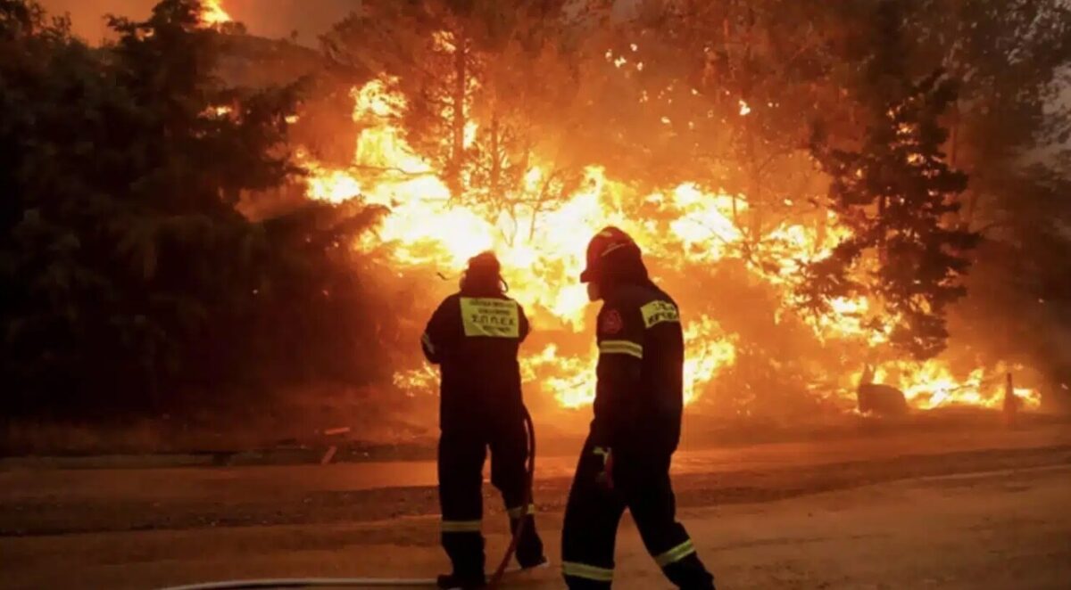 ΕΚΤΑΚΤΟ – Μεγάλη φωτιά τώρα στην Αττική – Συναγερμός στην Πυροσβεστική – Σηκώθηκαν εναέρια