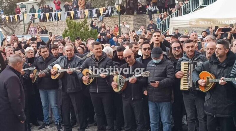 Ανατριχίλα: Έπαιξαν μπουζούκι και τραγούδησαν “Δεν πάω πουθενά” στο αντίο του Βασίλη Καρρά