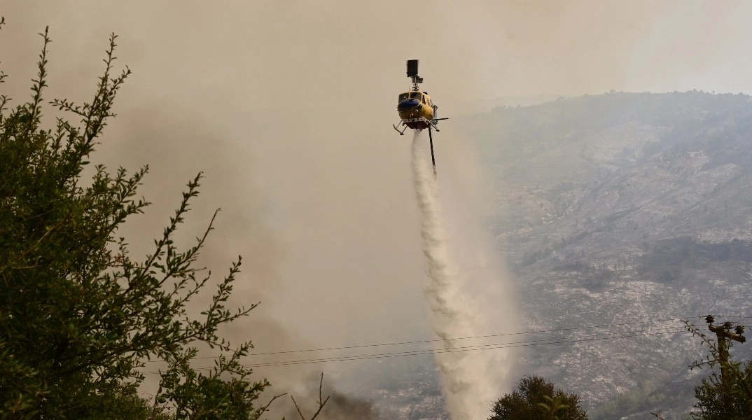 Φωτιά τώρα: Επιχειρούν 7 εναέρια μέσα στην κατάσβεση – «Μάχη» για να μην απειληθεί οικισμός