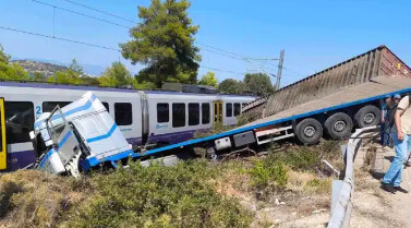 Εύβοια: Τρεις τραυματίες από τη σύγκρουση φορτηγού με τρένο με 130 επιβάτες – Νέες φωτογραφίες