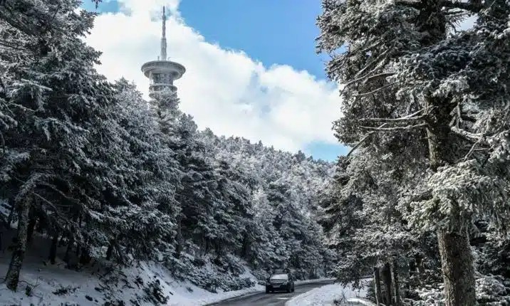 ΕΚΤΑΚTO: Ξεκίνησε η σφοδρή χιονόπτωση στην Πάρνηθα