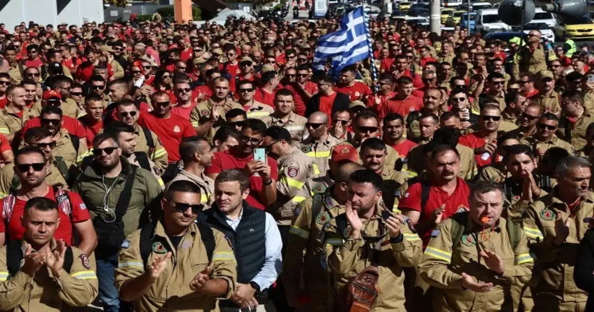 Εποχικοί πυροσβέστες: Το καλοκαίρι ήρωες, τον χειμώνα ξύλo και δακρυγoνα