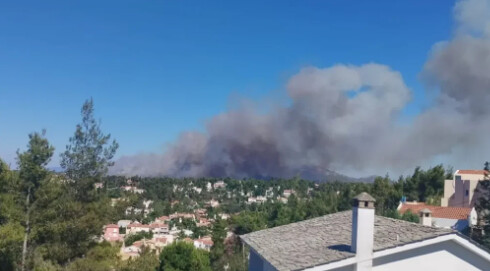 Νέα φωτιά τώρα πριν λίγο στη Βόρεια Αττική κοντά σε σπίτια – Εστάλη μήνυμα από το 112