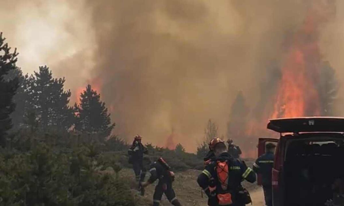 Μεγάλη φωτιά καίει τη χώρα μας