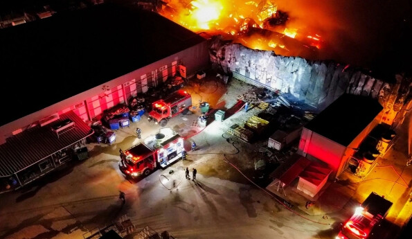 Έκτακτο: Από πρόθεση λέει η Πυροσβεστική η φωτιά στο εργοστάσιο με τα γεύματα που προκάλεσαν δηλητηρίαση στη Λαμία