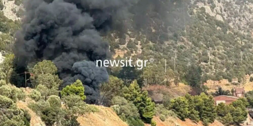 Σοβαρό τροχαίο: Φορτηγό έπεσε σε γκρεμό στα και έπιασε φωτιά, νεκρός ο οδηγός