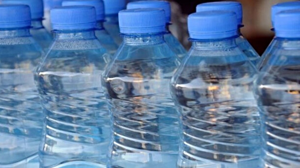«Συναγερμός» για πασίγνωστα εμφιαλωμένα νερά: Νέο σκάνδαλο, είναι επικίνδυνα για την υγεία