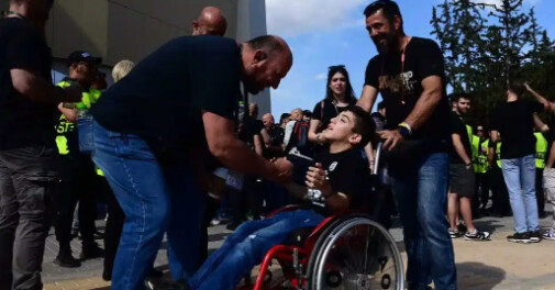 Ολυμπιακός – Φιορεντίνα: Ο μικρός Γιαννάκης έφτασε με τη φανέλα του ΠΑΟΚ στην ΑΕΚ Arena