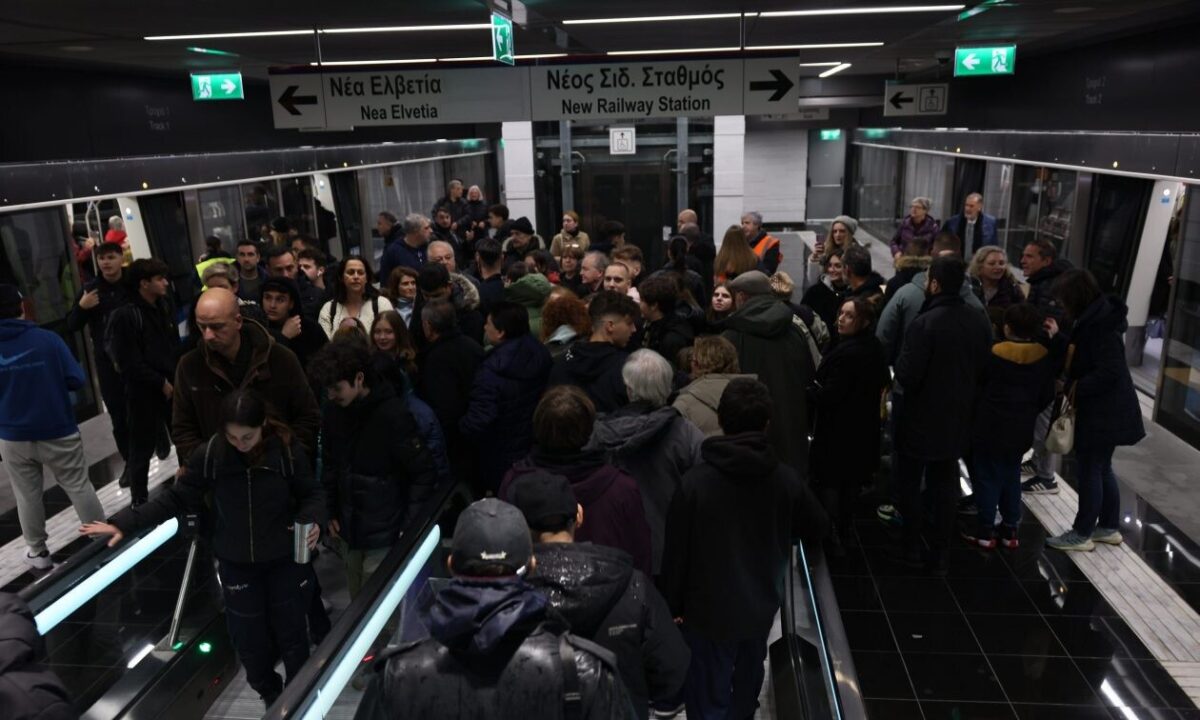 Θεσσαλονίκη: Ακινητοποιήθηκαν συρμοί του Μετρό – Επιβάτες περπατούσαν στις σήραγγες