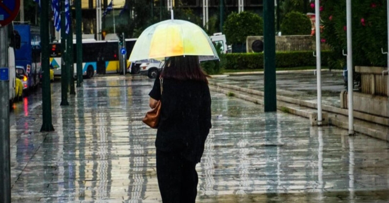 Ανατροπή με τον καιρό: Έρχονται μπόρες και καταιγίδες – Στη μισή Ελλάδα θα βρέχει, ποιες περιοχές αφορά