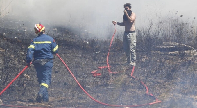 «Κόλαση» η φωτιά στη Βάρης – Κορωπίου: Ζημιές σε επιχειρήσεις, κάηκαν σπίτια, εκκενώθηκαν 3 παιδικές κατασκηνώσεις