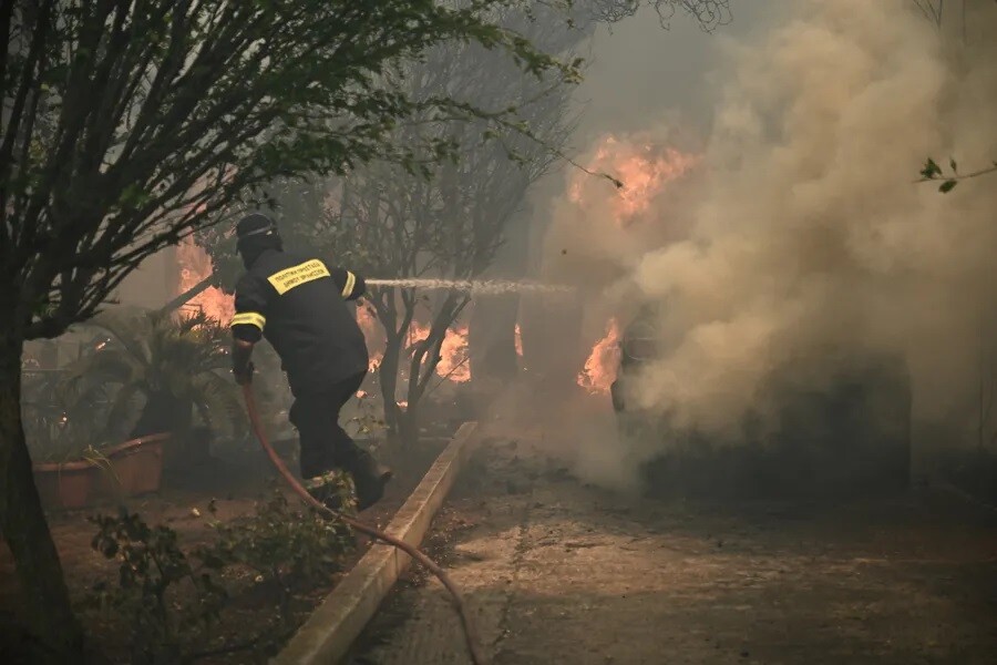 «Κόκκινος» Συναγερμός Τώρα: Ξέφυγε τελείως η φωτιά, κάηκαν σπίτια, μπαίνει ακόμη πιο βαθιά σε κατοικημένες περιοχές – Εκκενώνονται άρον άρον