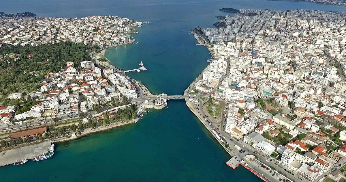 Η Χαλκίδα από Ψηλά: Δείτε την Μυστηριώδη Παλίρροια που κάνει το νερό της θάλασσας να αλλάζει κατεύθυνση κάθε έξι ώρες!