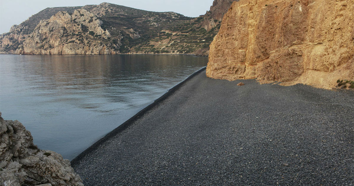 Μαύρα Βόλια: Η μαύρη παραλία της Χίου που τα βότσαλα της προέκυψαν από έκρηξη ηφαιστείου!