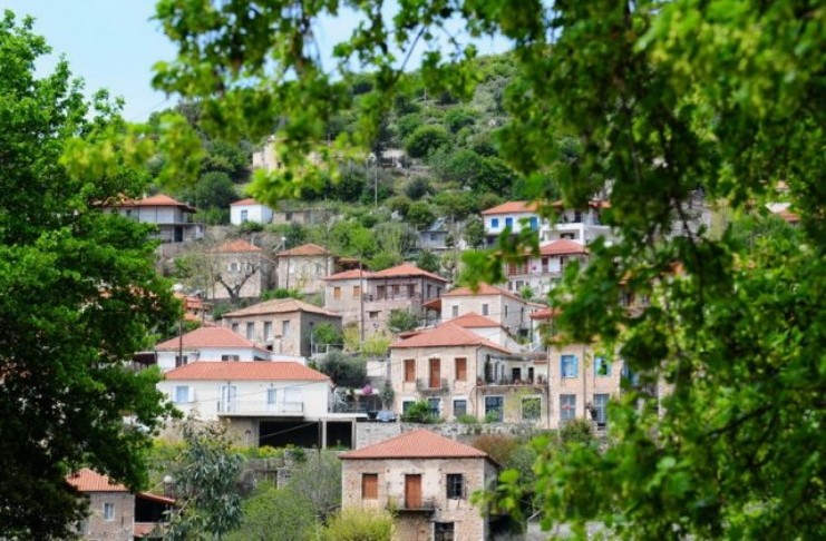 Το άγνωστο ελληνικό «χωριό των αγαλμάτων»: Ένας μικρός οικισμός 150 κατοίκων γεμάτος υπέροχα γλυπτά