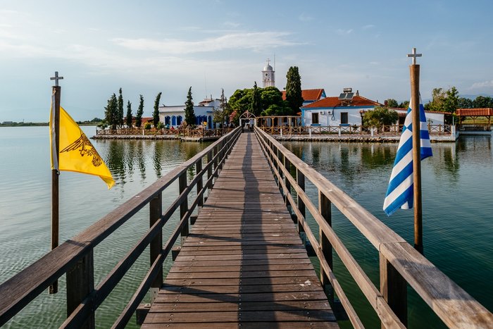 Το ωραιότερο μοναστήρι της Ελλάδας βρίσκεται πάνω σε δύο μικρά νησάκια που ενώνονται με μια ξύλινη γέφυρα!