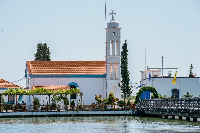 Το ωραιότερο μοναστήρι της Ελλάδας βρίσκεται πάνω σε δύο μικρά νησάκια που ενώνονται με μια ξύλινη γέφυρα!