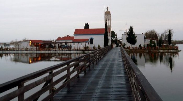 Το ωραιότερο μοναστήρι της Ελλάδας βρίσκεται πάνω σε δύο μικρά νησάκια που ενώνονται με μια ξύλινη γέφυρα!