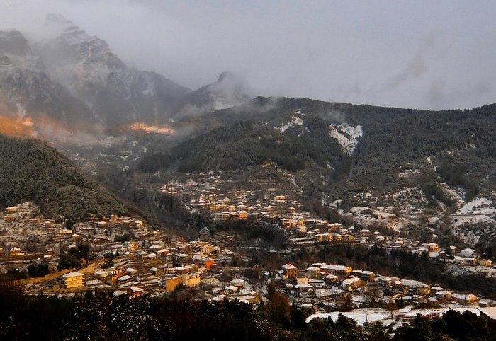 Σε ένα πανέμορφο αλπικό τοπίο βρίσκεται χτισμένο ένα κουκλίστικο χωριό πνιγμένο στα έλατα, τα πεύκα και τις κουμαριές. 