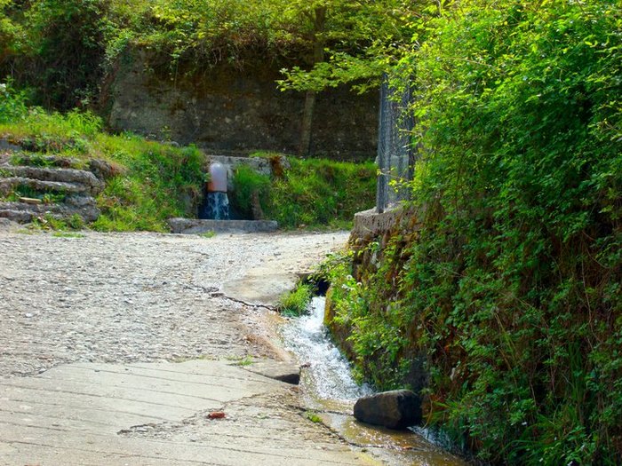 Σε ένα πανέμορφο αλπικό τοπίο βρίσκεται χτισμένο ένα κουκλίστικο χωριό πνιγμένο στα έλατα, τα πεύκα και τις κουμαριές. 