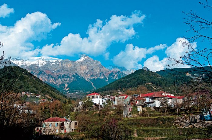 Σε ένα πανέμορφο αλπικό τοπίο βρίσκεται χτισμένο ένα κουκλίστικο χωριό πνιγμένο στα έλατα, τα πεύκα και τις κουμαριές. 