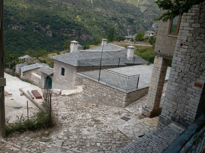  Σε αυτά τα λιθόστρωτα καλντερίμια θα θέλετε να χαθείτε για πάντα: Οι 10 πιο γραφικοί φθινοπωρινοί προορισμοί στην Ελλάδα 