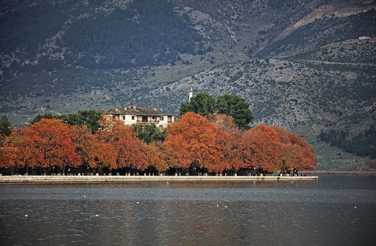 Το μοναδικό κατοικημένο νησί λίμνης στον κόσμο χωρίς όνομα βρίσκεται στην Ελλάδα!