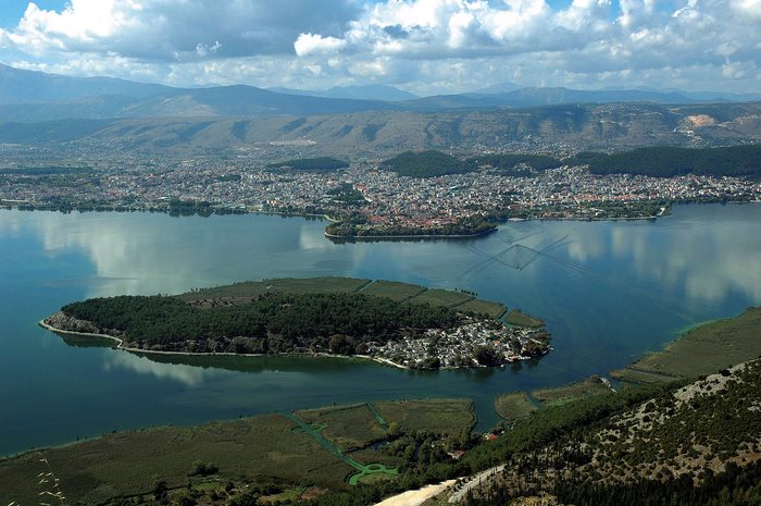 Το μοναδικό κατοικημένο νησί λίμνης στον κόσμο χωρίς όνομα βρίσκεται στην Ελλάδα!