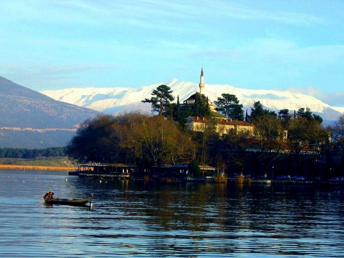 Το μοναδικό κατοικημένο νησί λίμνης στον κόσμο χωρίς όνομα βρίσκεται στην Ελλάδα!