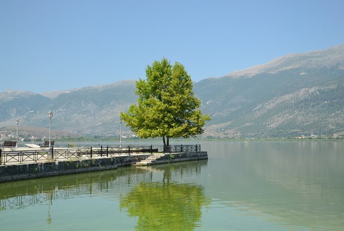 Το μοναδικό κατοικημένο νησί λίμνης στον κόσμο χωρίς όνομα βρίσκεται στην Ελλάδα!