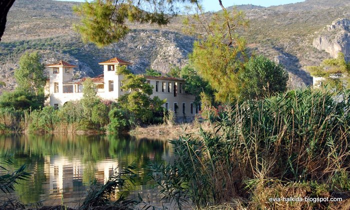 Μια λίμνη και στη μέση της ένα πανέμορφο νησάκι! Παραμυθένιο τοπίο που.. βρίσκεται στην Ελλάδα