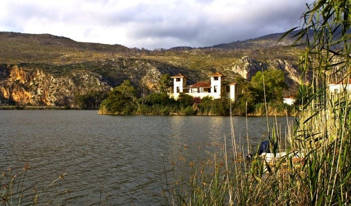 Μια λίμνη και στη μέση της ένα πανέμορφο νησάκι! Παραμυθένιο τοπίο που.. βρίσκεται στην Ελλάδα