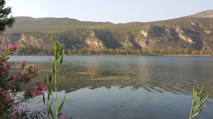 Μια λίμνη και στη μέση της ένα πανέμορφο νησάκι! Παραμυθένιο τοπίο που.. βρίσκεται στην Ελλάδα